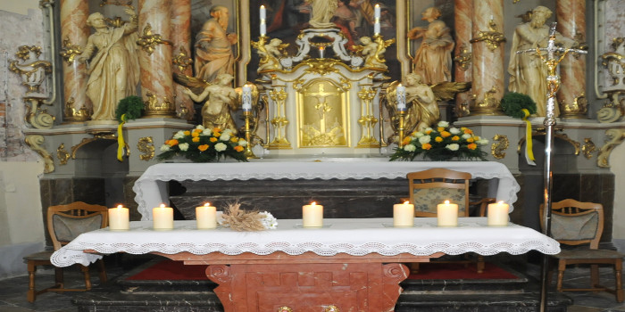 Oltár vo farskom kostole
          Narodenia Panny Márie v Krušovciach